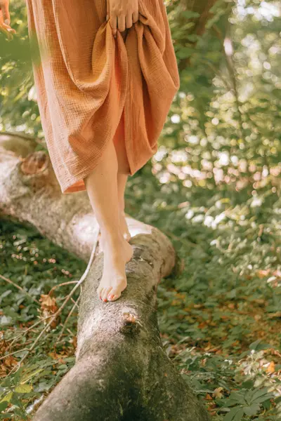 bottom of left foot itching spiritual meaning